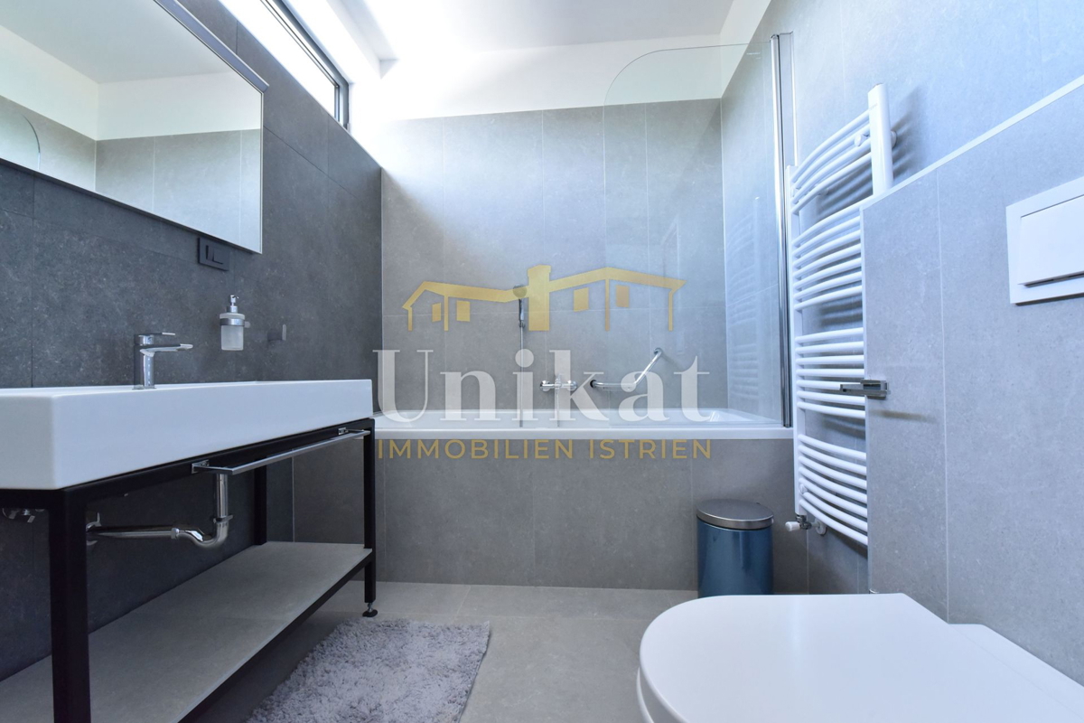 Villa moderna circondata dal verde con vista sul mare